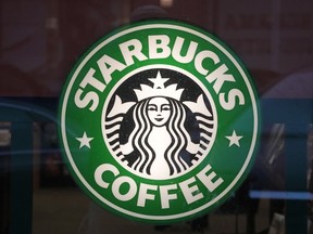 Le signe Starbucks est affiché dans la fenêtre d'un Starbucks de Pittsburgh, le 30 janvier 2023.