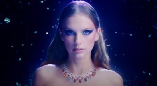 Taylor Swift wearing a multi-colored necklace in the Bejeweled music video.