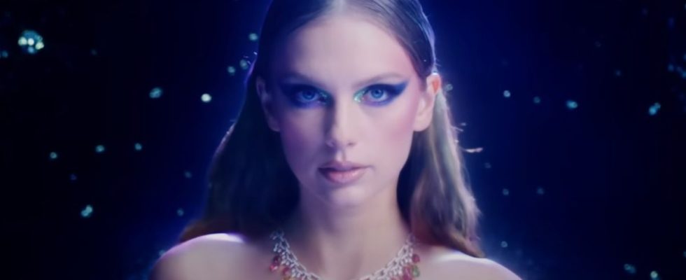 Taylor Swift wearing a multi-colored necklace in the Bejeweled music video.