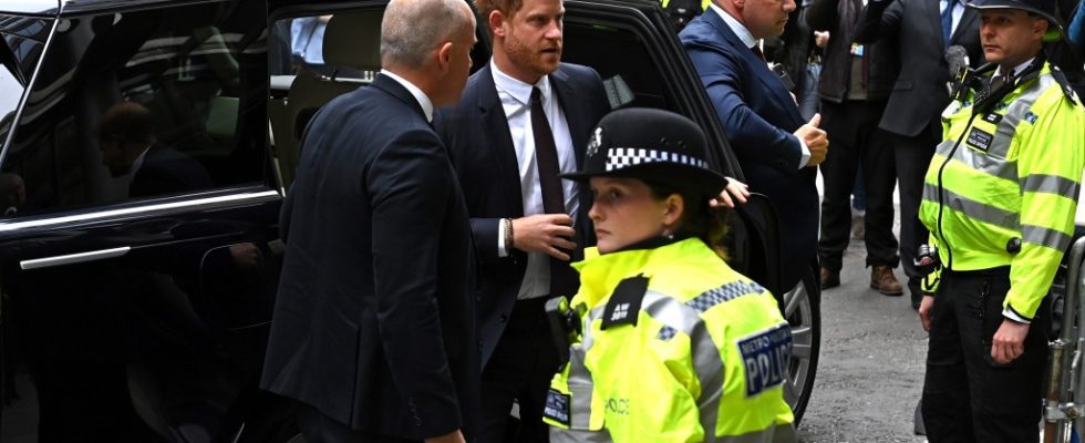 Le prince Harry dit que penser à Piers Morgan en écoutant les messages privés de la princesse Diana le rend "physiquement malade"
