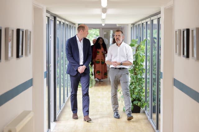 Le prince de Galles lors d'une visite au Mosaic Clubhouse à Lambeth, Londres, qui soutient les personnes vivant avec des problèmes de santé mentale