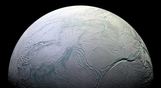 Le télescope Webb repère un panache d'eau '20 fois la taille de la lune' sortant d'Encelade