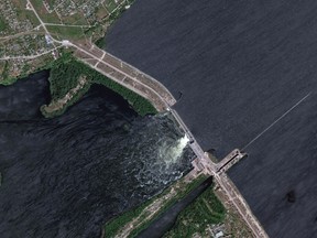 Cette image satellite distribuée avec l'aimable autorisation de Maxar Technologies montre un aperçu du barrage de Nova Khakovka dans le sud de l'Ukraine, le 5 juin 2023. (Photo by Satellite image ©2023 Maxar Technologies / AFP)