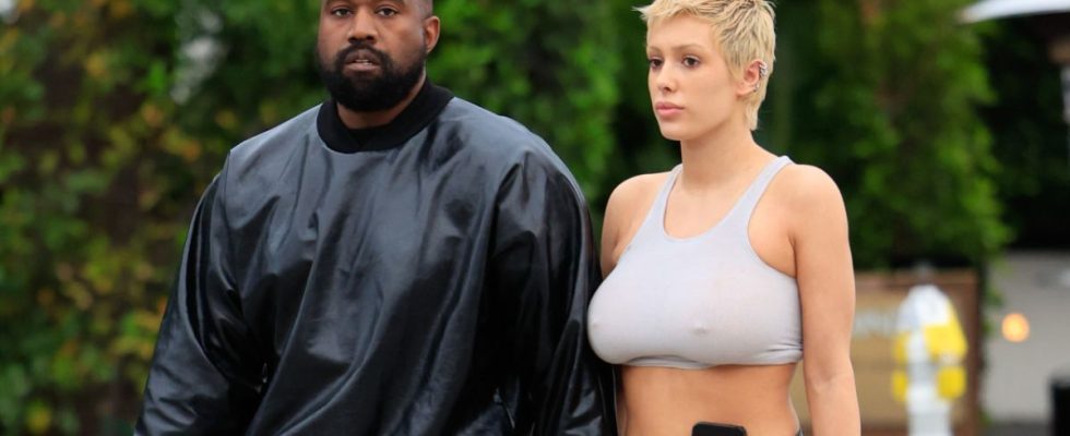 L'épouse de Kanye West, Bianca Censori, poursuit sa séquence de mode excentrique avec une tenue qu'Internet compare à un préservatif et plus encore