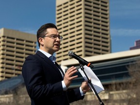 Pierre Poilievre, chef du Parti conservateur du Canada et de l'Opposition officielle, s'adresse aux médias lors d'une escale à Edmonton, le 13 avril 2023.