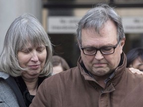 Clayton Babcock, à droite, se tient à côté de sa femme Linda alors qu'il lit une déclaration préparée devant le tribunal de Toronto le samedi 16 décembre 2017.