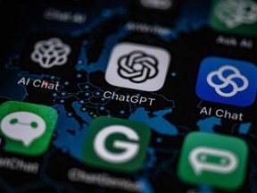 Application pour smartphone AI (intelligence artificielle) ChatGPT entourée d'autres applications AI.