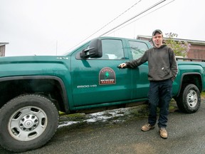 Hunter Sousa, 18 ans, du Maine, pose pour une photo après son arrivée à Shubenacadie, en Nouvelle-Écosse, le samedi 3 juin 2023, pour aider à combattre les incendies de forêt en Nouvelle-Écosse.