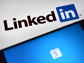 Logos LinkedIn sur les écrans d'ordinateur