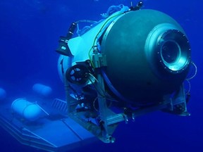 Cette image non datée, gracieuseté d'OceanGate Expeditions, montre le lancement de leur submersible Titan à partir d'une plate-forme.  Les équipes de secours ont élargi leurs recherches sous l'eau le 20 juin 2023, alors qu'elles couraient contre la montre pour trouver un submersible touristique de plongée en profondeur Titan qui avait disparu près de l'épave du Titanic avec cinq personnes à bord et un manque d'oxygène.  Toute communication a été perdue avec l'engin Titan de 21 pieds (6,5 mètres) lors d'une descente le 18 juin vers le Titanic, qui se trouve à une profondeur de pression écrasante à plus de deux milles (près de quatre kilomètres) sous la surface de l'Atlantique Nord.