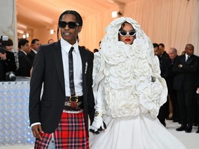 Le rappeur A$AP Rocky (à gauche) et la chanteuse/actrice Rihanna (à droite) arrivent pour le Met Gala 2023 au Metropolitan Museum of Art de New York, le lundi 1er mai 2023.