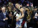 Nikola Jokic des Denver Nuggets reçoit le Bill Russell NBA Finals Most Valuable Player Award après la victoire 94-89 de son équipe contre le Miami Heat lors du cinquième match de la finale NBA 2023 pour remporter le championnat NBA au Ball Arena le 12 juin 2023 à Denver, Colorado.