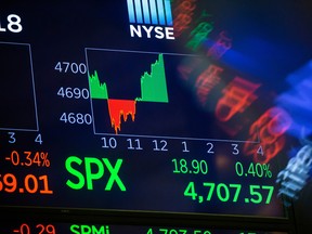 Un moniteur affiche les données du marché S&P 500 devant la Bourse de New York.