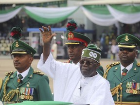 Le nouveau président nigérian, Bola Ahmed Tinubu, inspecte les gardes d'honneur après avoir prêté serment lors d'une cérémonie à Abuja Nigeria, le lundi 29 mai 2023.