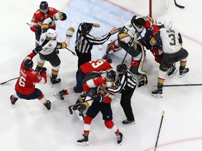 Les Panthers de la Floride et les Golden Knights de Vegas se battent.