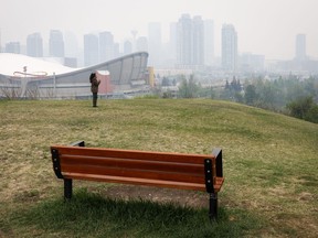 Une épaisse fumée provenant des incendies de forêt recouvre le centre-ville de Calgary le mercredi 17 mai 2023.