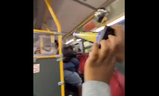 Capture d'écran d'une vidéo d'une personne avec des feux d'artifice dans un bus de la TTC.