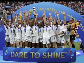 DOSSIER – L'équipe américaine célèbre après avoir remporté la finale de la Coupe du monde féminine de football contre les Pays-Bas au Stade de Lyon à Decines, près de Lyon, en France, le dimanche 7 juillet 2019. Les États-Unis joueront pour un triplé sans précédent au Coupe du monde féminine cet été.
