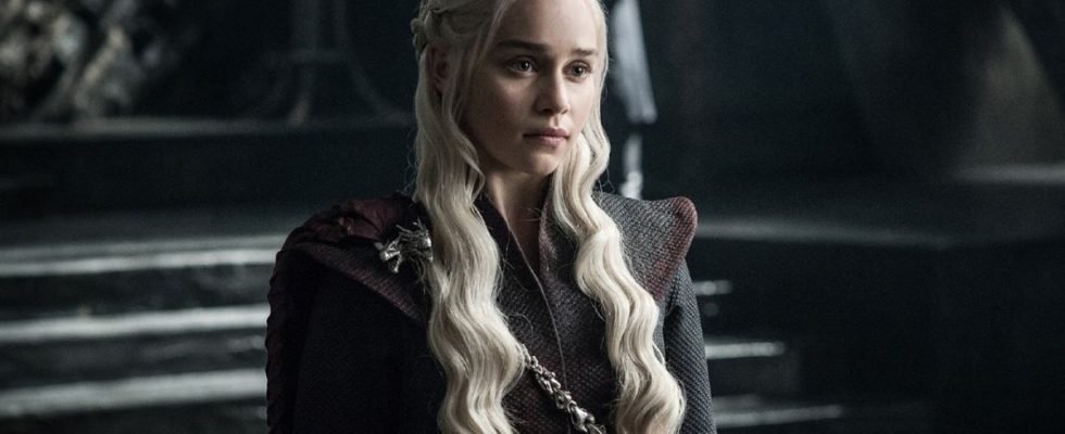 Regardez Emilia Clarke expliquer de manière hilarante pourquoi elle avait une bonne posture sur Game of Thrones, alors que sa co-star d'Invasion secrète craque dessus