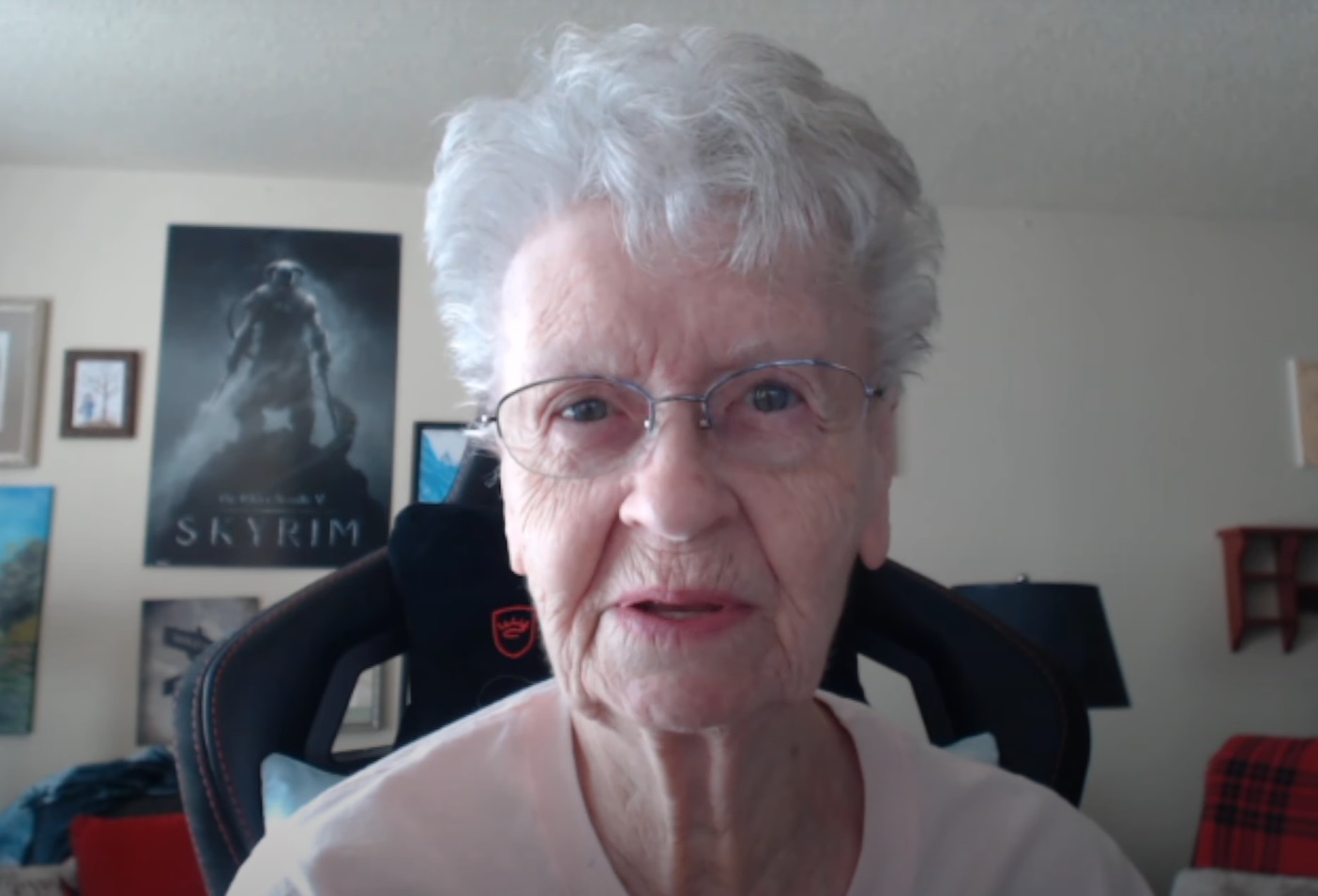 Starfield Skyrim Grandma : Une YouTubeuse, Shirley Curry, également connue sous le nom de Skyrim Grandma, parle devant la caméra