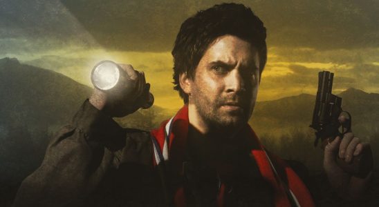 Alan Wake raises his flashlight in one hand, with his pistol in the other, among a backdrop of foggy mountains.