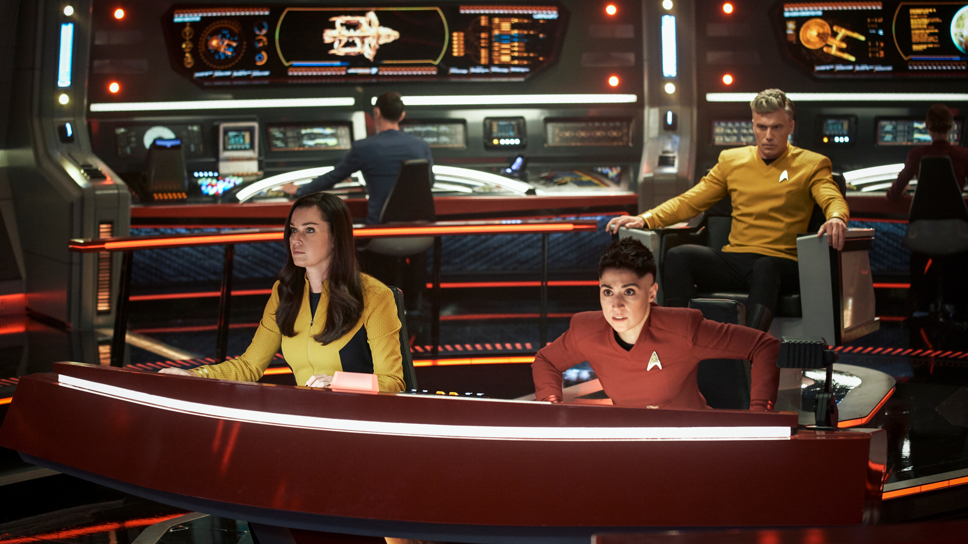 Le capitaine Pike dans le fauteuil du capitaine sur le pont de l'Enterprise.