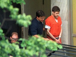 Theodore Kaczynski, à droite, le tueur condamné connu sous le nom d'Unabomber, est décédé par suicide, selon plusieurs sources de l'Associated Press.