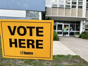 Un bureau de vote pour l'élection partielle du maire de Toronto à la Kimberley Junior Public School le lundi 26 juin 2023.