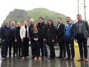 Le premier ministre Justin Trudeau se joint à d'autres dirigeants nordiques pour prendre part à une photo à Vestmannaeyjar, en Islande, le dimanche 25 juin 2023.