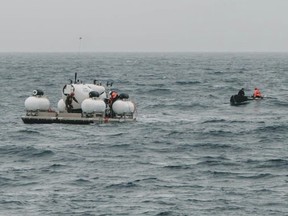 Sur cette photographie publiée par Action Aviation, le submersible Titan est sur le point de plonger dans l'océan Atlantique lors d'une expédition sur le Titanic le dimanche 18 juin 2023.