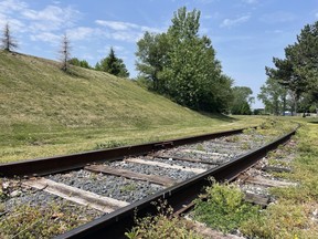 Un ensemble de voies ferrées passe entre le pied d'une colline et la locomotive 6069 « Betty », une machine à vapeur restaurée, vue ici vendredi dans le parc du centenaire de Sarnia.  (Terry Bridge/Observateur de Sarnia)