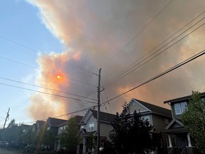 La fumée du feu de forêt de Tantallon s'élève au-dessus des maisons de Bedford, en Nouvelle-Écosse, le 28 mai 2023.