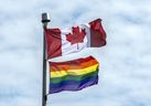 Le drapeau canadien flotte au-dessus d'un drapeau Pride dans la région du Grand Toronto sur cette photo Postmedia de 2021.  MARKHAM, ONTARIO : 10 JUIN 2021—PANDÉMIE—Un piéton portant un masque, un chapeau et un parapluie marche vers le sud de Markham Road à Markham, en Ontario, pendant la pandémie de Covid 19, le jeudi 10 juin 2021.  [Peter J Thompson]  [National Post story by TBA/National Post]