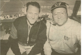 Peter Young (à gauche) et Les Lazaruk dans la cabine de diffusion du stade de Winnipeg 29 ans plus tôt.