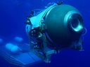 Le submersible Titan se lance à partir d'une plate-forme.  Le navire dispose d'un système de survie jusqu'à 96 heures pour son équipage de cinq personnes.