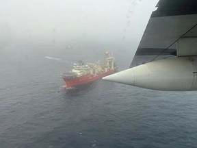Un navire et un avion de la Garde côtière américaine