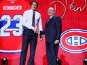 NASHVILLE, TENNESSEE - 28 JUIN: David Reinbacher est sélectionné par les Canadiens de Montréal avec le cinquième choix au total lors de la première ronde du repêchage Upper Deck NHL 2023 au Bridgestone Arena le 28 juin 2023 à Nashville, Tennessee.