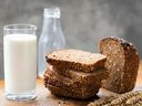 Alors que les épiciers sont punis pour avoir fixé les prix du pain au Canada, le gouvernement fédéral a violé un accord commercial pour ouvrir le marché canadien à davantage de produits laitiers américains.
