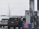 Les gens pompent de l'essence dans leurs voitures chez Costco à Calgary le jeudi 25 mars 2021. 