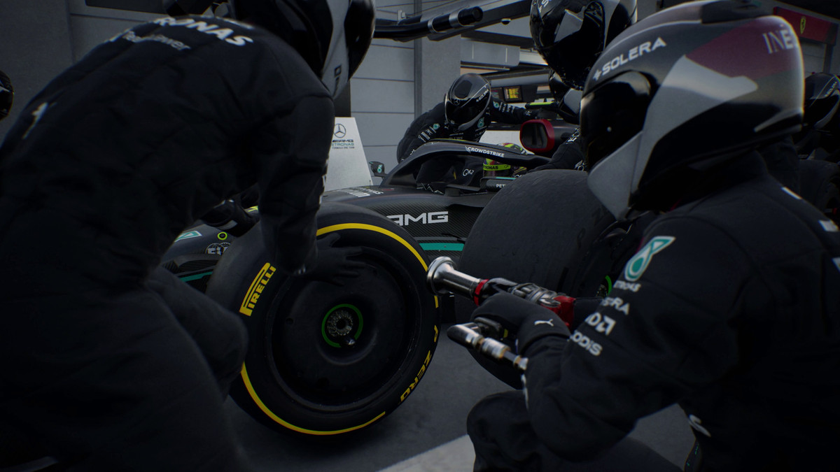 Gros plan sur la cinématique de l'équipage du stand Mercedes changeant de pneus dans F1 Manager 2023