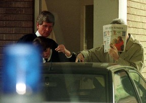 L'homme d'affaires canadien Albert Walker arrive au tribunal de Teignmouth, en Angleterre, pour le deuxième jour de l'audience du procès en incarcération contre lui pour meurtre en 1996.