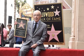Alan Arkin reçoit une étoile sur le Hollywood Walk of Fame