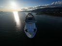Le navire Norwegian Cruise Line Norwegian Bliss passe sous le pont Lions Gate à son arrivée à Vancouver, le jeudi 13 avril 2023. Une éventuelle grève des travailleurs portuaires de la Colombie-Britannique ne perturbera pas les navires de croisière amarrés à Vancouver, Prince Rupert ou l'île de Vancouver, selon les employeurs dire.