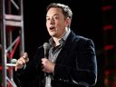 Elon Musk dévoile le châssis bimoteur de la nouvelle Tesla.