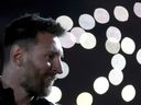 Le footballeur argentin Lionel Messi sourit lors du match d'adieu de Maximiliano Rodriguez au stade Marcelo Bielsa de Rosario, en Argentine, le samedi 24 juin 2023.