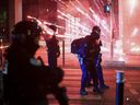 La police anti-émeute affronte des manifestants lors de la troisième nuit de manifestations déclenchées par la fusillade mortelle par la police d'un conducteur de 17 ans dans la banlieue parisienne de Nanterre, en France, le jeudi 29 juin 2023.