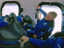 L'acteur de Star Trek William Shatner fait l'expérience de l'apesanteur lors de l'apogée du vol suborbital NS-18 de la mission Blue Origin New Shepard près de Van Horn, Texas, États-Unis dans une image fixe de la vidéo du 13 octobre 2021. 