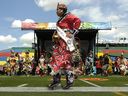Cérémonies d'ouverture des Jeux autochtones de l'Amérique du Nord de 2014 à Regina.  Calgary et la nation Tsuut'ina préparent un terrain pour accueillir les jeux de 2027.