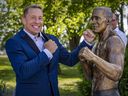 Georges St-Pierre, membre du Temple de la renommée de l'UFC, donne un coup de poing à la statue grandeur nature de lui-même.