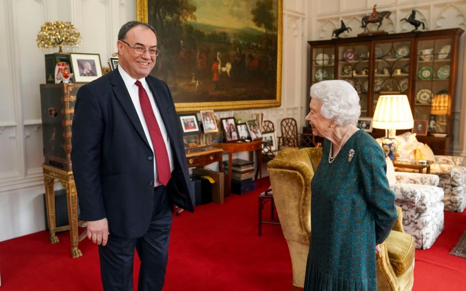 La reine Elizabeth II reçoit le gouverneur de la Banque d'Angleterre Andrew Bailey lors d'une audience dans la salle Oak du château de Windsor le 24 novembre 2021